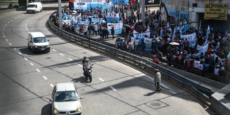 La izquierda marcha a Plaza Congreso y la CCC realiza una jornada de lucha contra el FMI