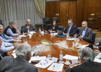 Gobierno, CGT y la UIA acordaron adelantar paritarias y poner en marcha una canasta alimentaria