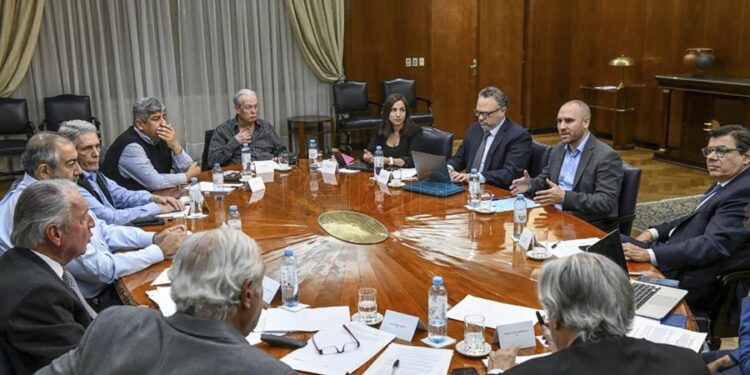 Gobierno, CGT y la UIA acordaron adelantar paritarias y poner en marcha una canasta alimentaria