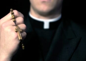 Arranca el juicio a un cura, un portero y una preceptora por abusos a cinco niños