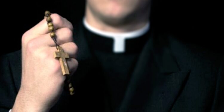 Arranca el juicio a un cura, un portero y una preceptora por abusos a cinco niños