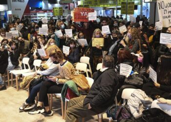 Docentes porteños protestaron en la Feria del Libro contra la UniCaba