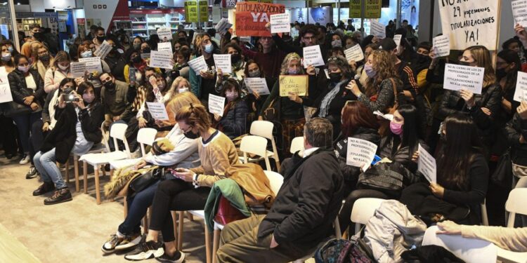 Docentes porteños protestaron en la Feria del Libro contra la UniCaba