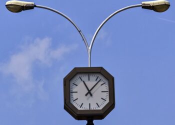 Mendoza podría atrasar una hora sus relojes