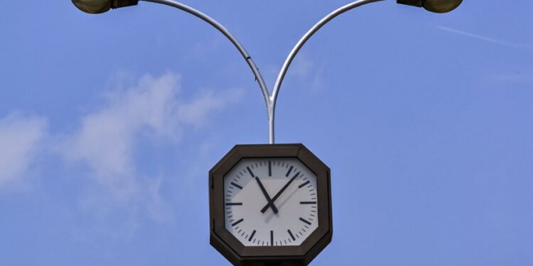 Mendoza podría atrasar una hora sus relojes