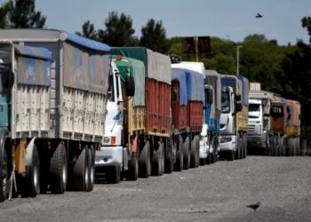 Crisis del gasoil: en algunas provincias triplicaron la venta a vehículos extranjeros por la diferencia en los precios