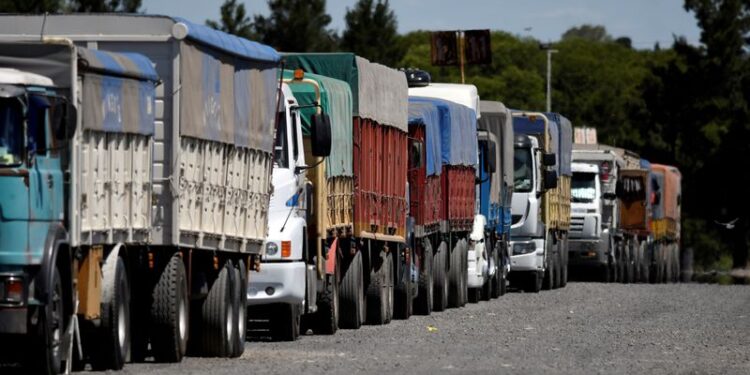 Crisis del gasoil: en algunas provincias triplicaron la venta a vehículos extranjeros por la diferencia en los precios