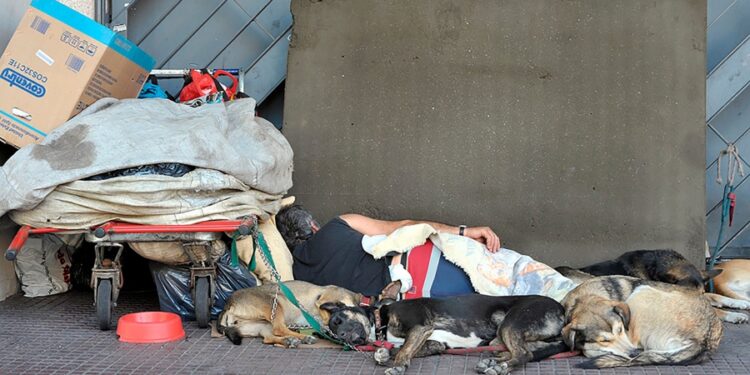 Denuncian al gobierno porteño por violencia institucional a personas en situación de calle