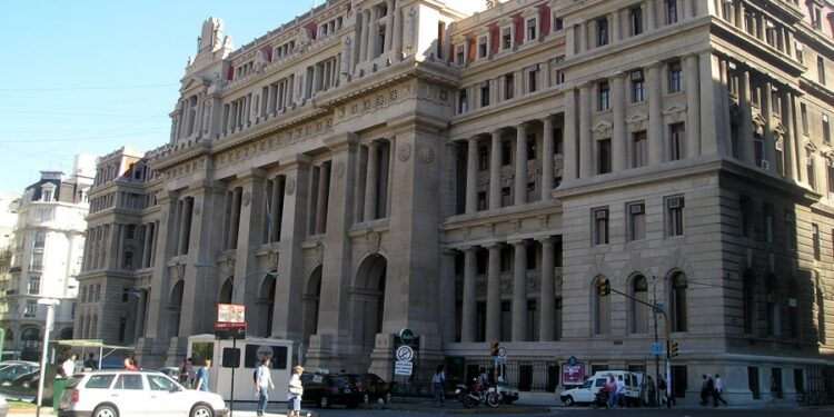 Organizaciones sociales concentran en el Obelisco para marchar a la Corte Suprema