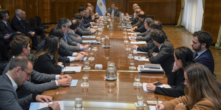 Sergio Massa encabeza una reunión de gabinete económico