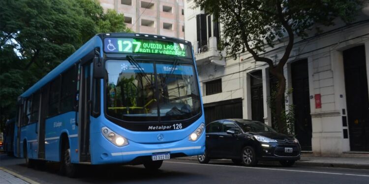 Las empresas de colectivo del interior advirtieron que será “imposible garantizar el servicio” si no aumentan los subsidios