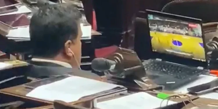 Filmaron a un diputado del Frente de Todos viendo un partido de básquet en medio de la sesión por el Presupuesto 2023