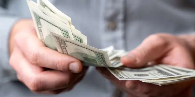 Dólar hoy: el blue se dispara $8 y cruza la barrera de los $300