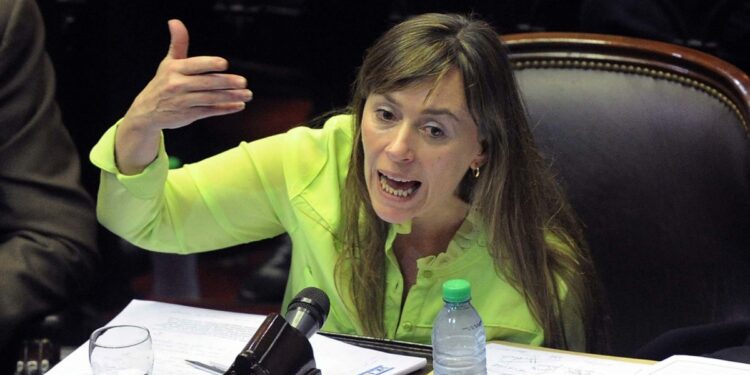 Di Tullio: “Cristina es la única que puede enfrentarse con el poder, por eso la castigan”