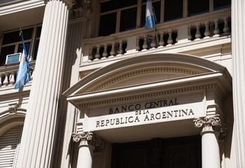 Batería de medidas para frenar al dólar: le suben la tasa de interés a los bancos