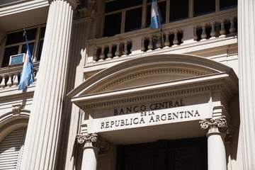 Batería de medidas para frenar al dólar: le suben la tasa de interés a los bancos