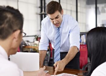 En Argentina, más de la mitad pensó en renunciar a un trabajo por mala relación con su jefe
