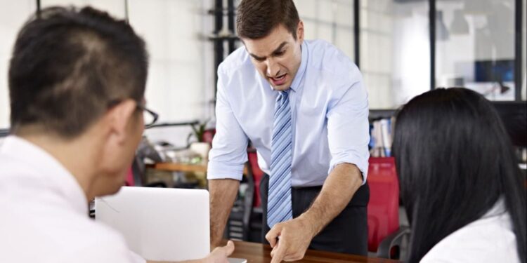 En Argentina, más de la mitad pensó en renunciar a un trabajo por mala relación con su jefe