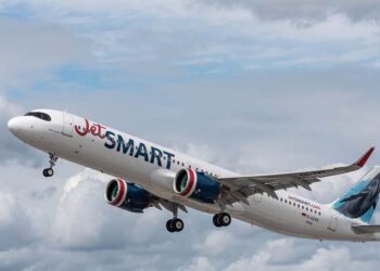La low cost JetSmart quiere comprar a la colombiana Viva Air