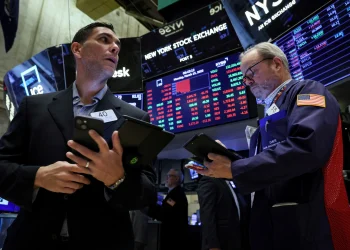 Bonos argentinos cayeron y el riesgo país volvió a los 2.461 puntos