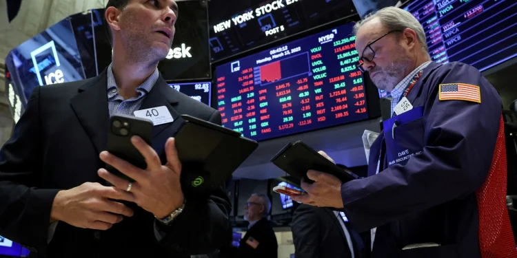 Bonos argentinos cayeron y el riesgo país volvió a los 2.461 puntos