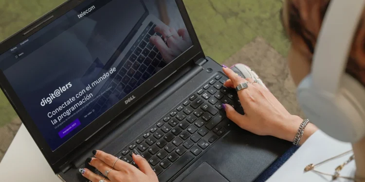 Telecom lanza 1.500 becas para que aprender programación sin tener experiencia previa: cómo anotarse
