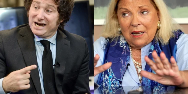 Javier Milei cruzó a Elisa Carrió en defensa de Mauricio Macri: “Se le colgaron para robar cargos y ahora lo escupen”