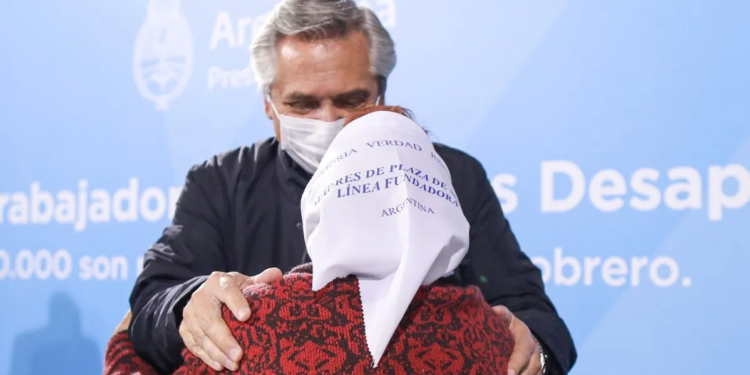 El Presidente rindió homenaje a Madres de Plaza de Mayo: «Su lucha vive para siempre en el pueblo»