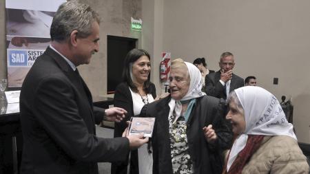Rossi destacó «lucha inclaudicable» de Madres de Plaza de Mayo en aniversario de la primera ronda