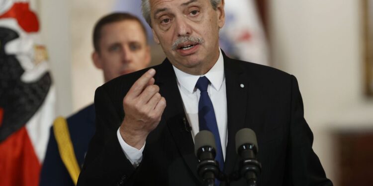 En medio de la incertidumbre por las candidaturas del Frente de Todos, Alberto Fernández dijo que “uno o una” podría sucederlo