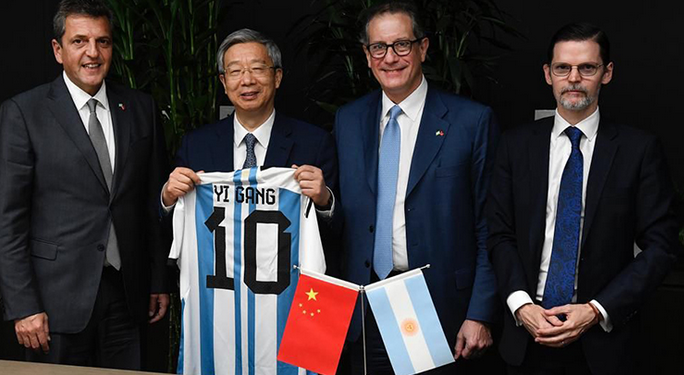 Alerta en el Banco Central: China demora la autorización para usar más yuanes