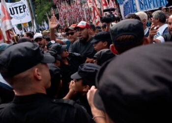 Tensión y empujones en la protesta de piqueteros frente al Ministerio de Capital Humano