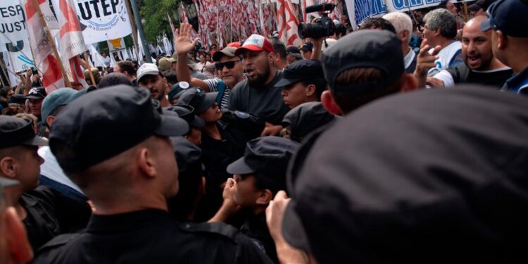 Tensión y empujones en la protesta de piqueteros frente al Ministerio de Capital Humano