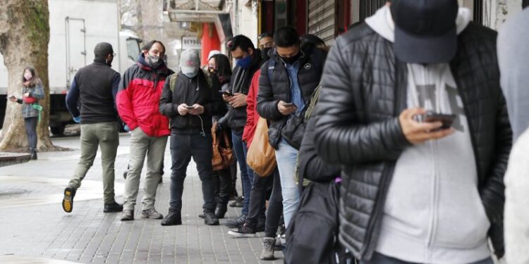 Cerró con una caída en el desempleo el 2023: la desocupación fue 5,7%