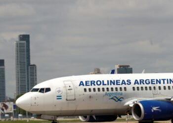 Levantan el paro de aeronáuticos que iba a afectar los vuelos en Semana Santa