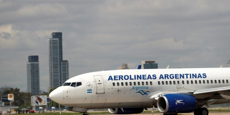 Levantan el paro de aeronáuticos que iba a afectar los vuelos en Semana Santa