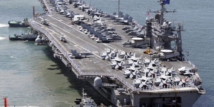 Camino a encontrarse con el portaaviones de Estados Unidos, buques de la Armada Argentina hicieron ejercicios de búsqueda y rescate