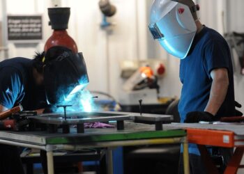 La industria cayó 16% en abril y ya habría encontrado un piso