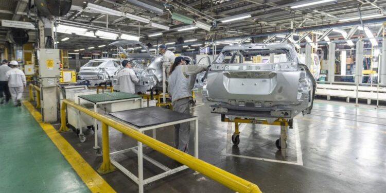 No hay “V”: la industria y la construcción volvieron a desplomarse en junio y se prolonga la crisis