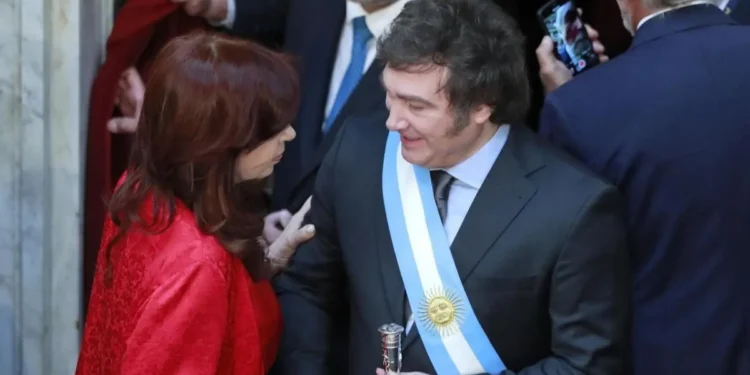 Nuevo round: Cristina Kirchner contestó el mensaje de Milei y le envió un ácido saludo de cumpleaños