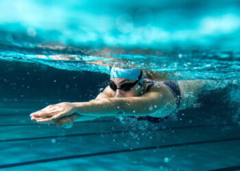 Después de los 50: cuatro consejos claves para nadar mejor y disfrutarlo