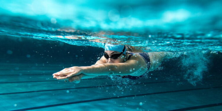 Después de los 50: cuatro consejos claves para nadar mejor y disfrutarlo