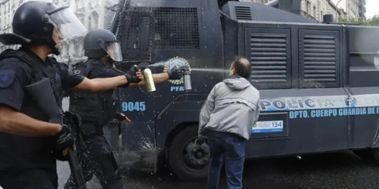 ADEPA repudió las agresiones a periodistas durante los incidentes en el Congreso