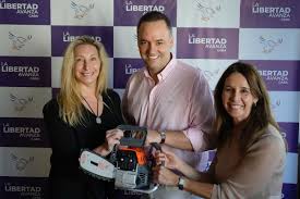 Karina Milei, Adorni y los candidatos libertarios fueron con la motosierra a las puertas del gobierno porteño