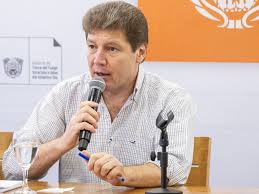 El gobernador de Tierra de Fuego criticó a Milei por la eliminación de aranceles a la importación de celulares