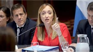 Fernández Sagasti critica al Gobierno por ataques al Senado.