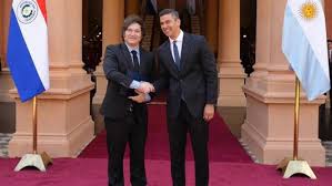 Milei regresa de Paraguay y convoca al Gabinete en plena marcha.