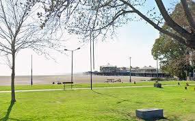 Desesperada búsqueda de un hombre que entró al río y fue arrastrado por la corriente en Quilmes