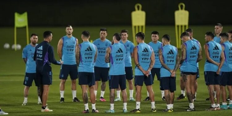 La Selección Argentina entrena en Ezeiza: pecheras de Scaloni y la incertidumbre de dos campeones del mundo para el amistoso contra Mauritania