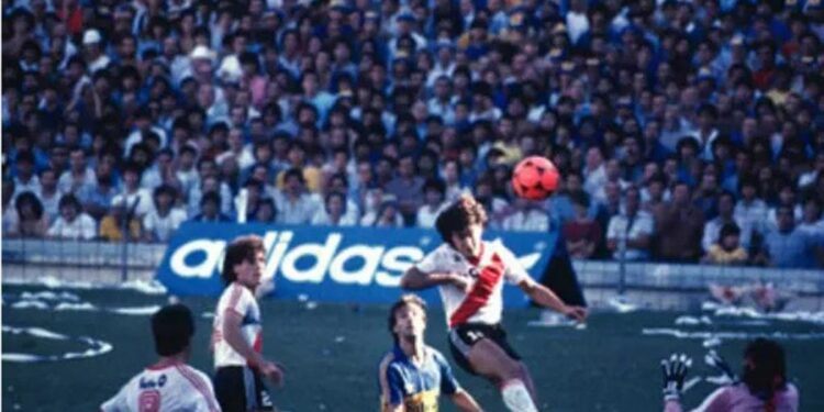 A 40 años del memorable gol de la pelota naranja que Norberto Alonso marcó a Boca en la Bombonera: la historia detrás de la icónica pieza en el Museo River
